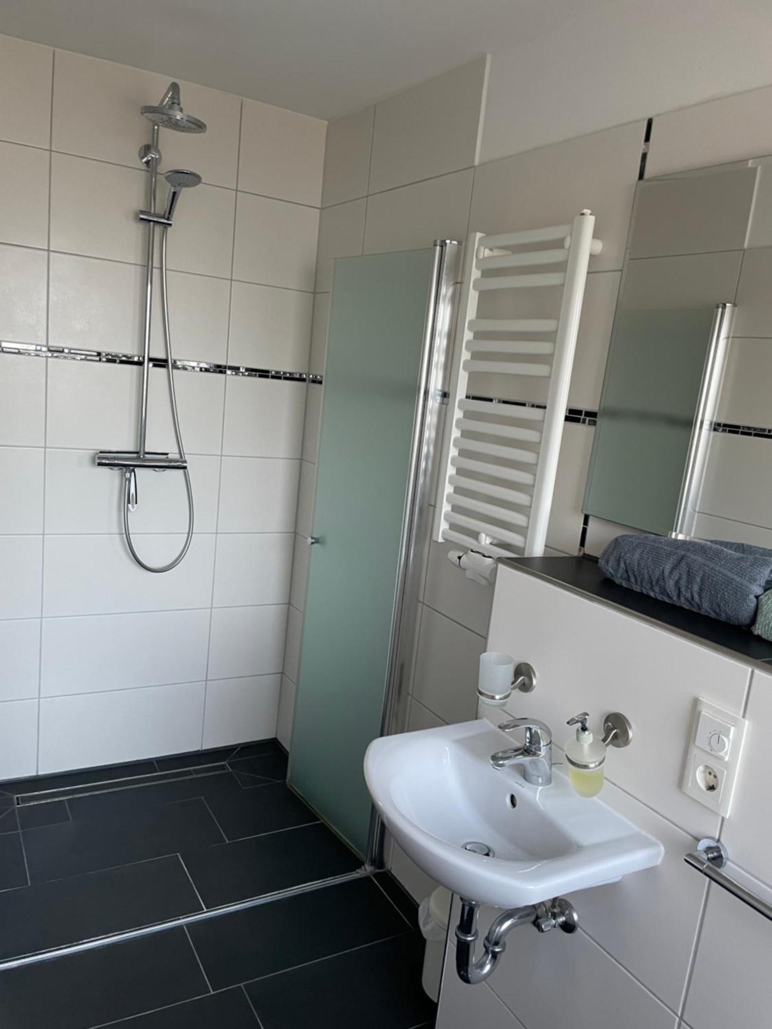 הנובר Ferienwohnung Mit Fussbodenheizung Nahe Messe, Gratis Parkplatz Und Abstellplatz E - Bike מראה חיצוני תמונה