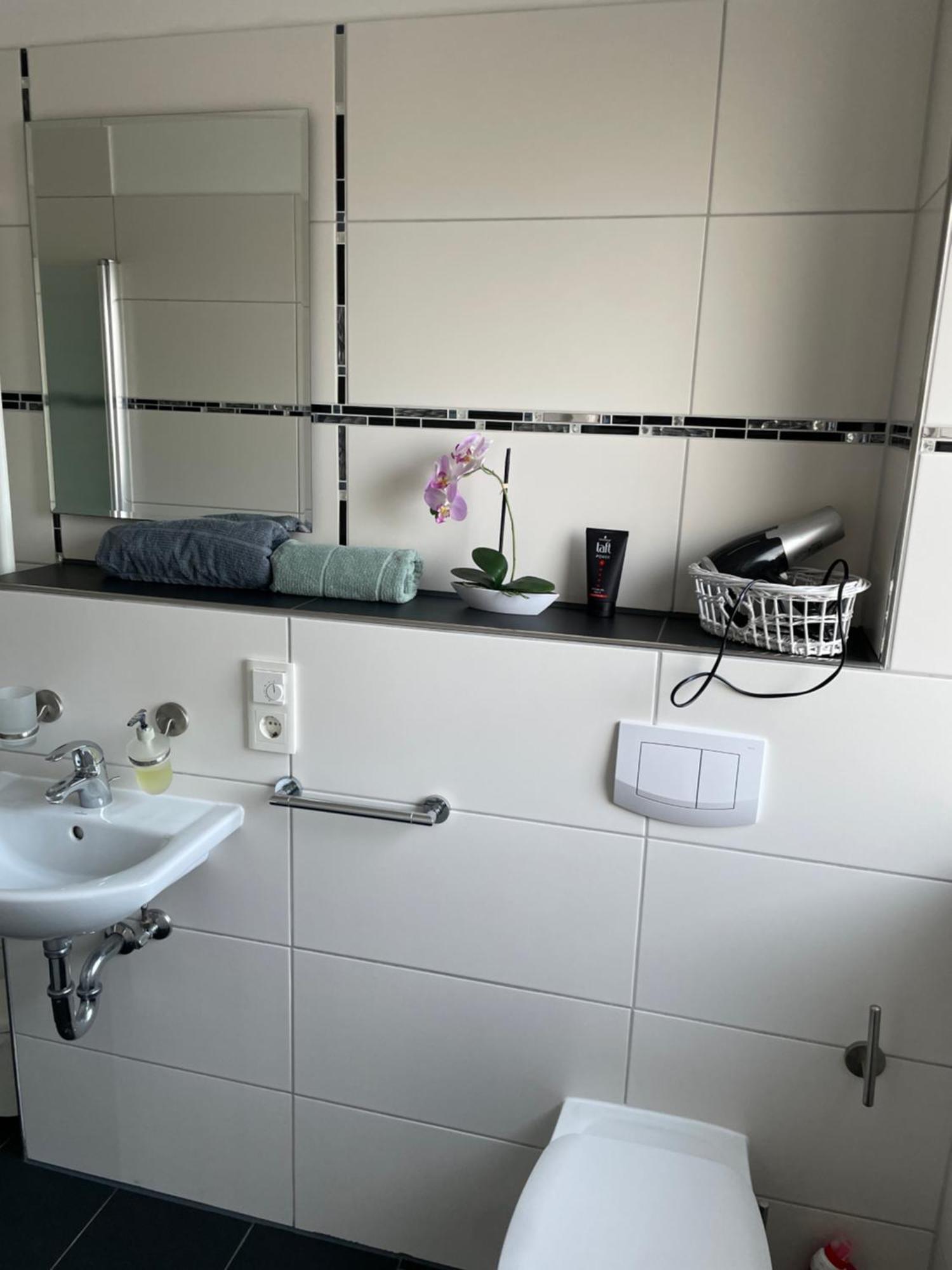 הנובר Ferienwohnung Mit Fussbodenheizung Nahe Messe, Gratis Parkplatz Und Abstellplatz E - Bike מראה חיצוני תמונה